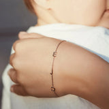 Personalisiertes Armband mit seitlichem Initial